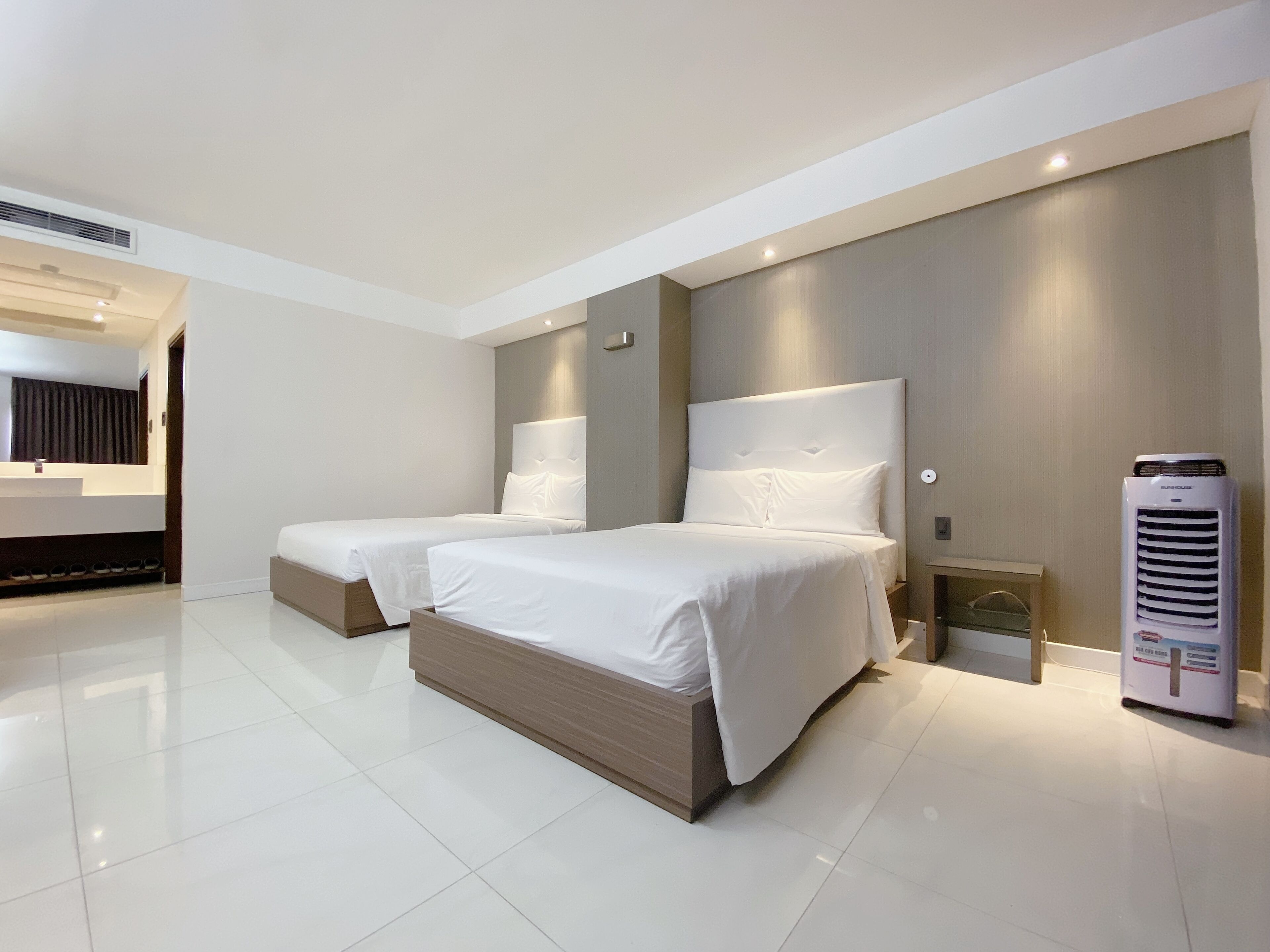 family deluxe with window | 1 bedroom, minibar, in-room safe, desk