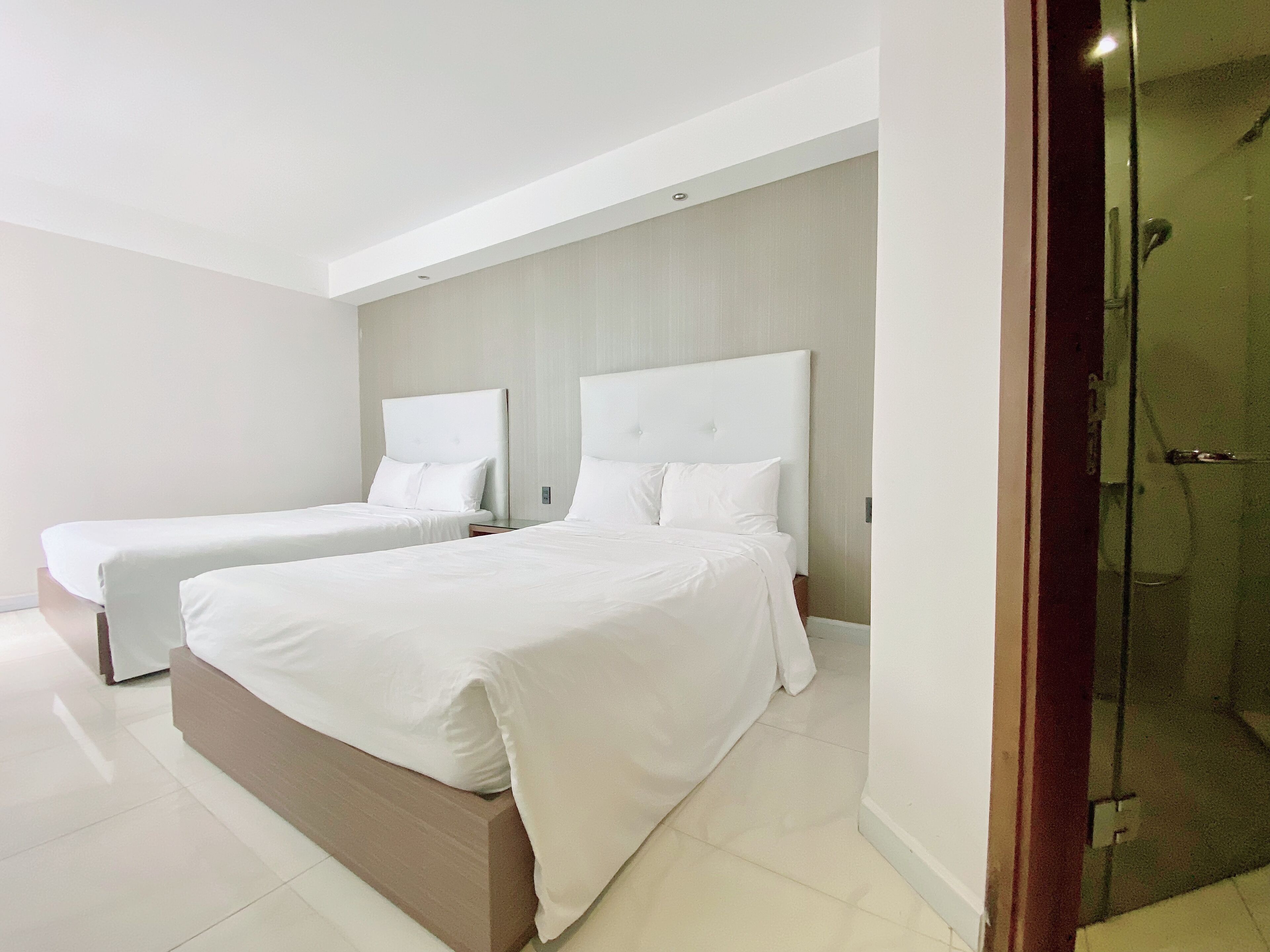 deluxe twin with window | 1 bedroom, minibar, in-room safe, desk