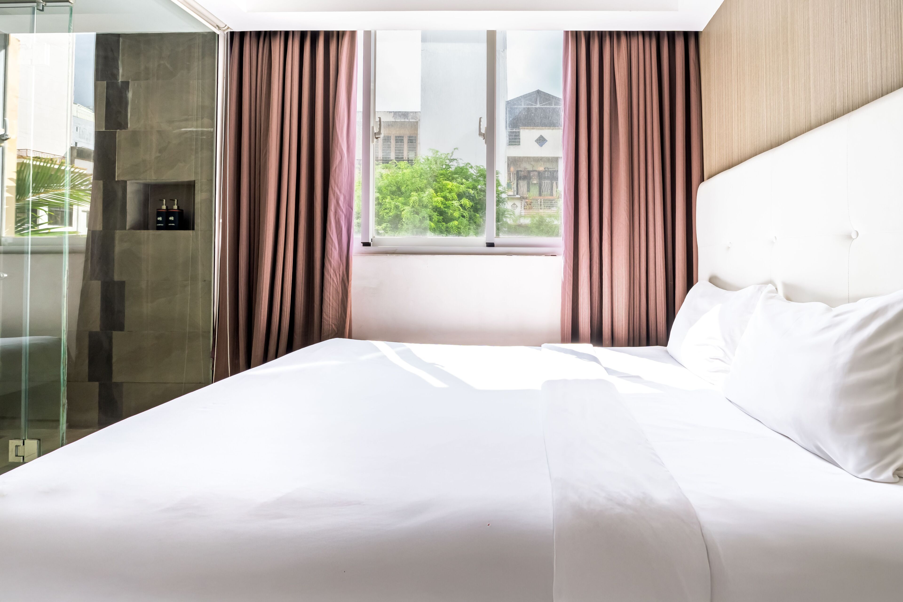Deluxe Queen with Window | Minibar, in-room safe, desk, free WiFi