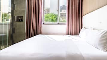 Deluxe Queen with Window | Minibar, in-room safe, desk, free WiFi