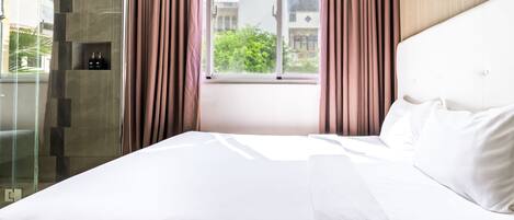 Deluxe Queen with Window | Minibar, coffres-forts dans les chambres, bureau, Wi-Fi gratuit