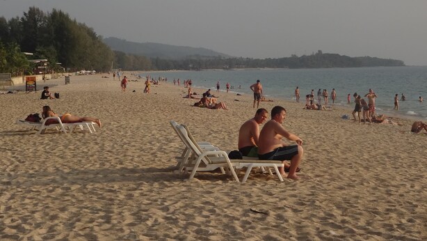 A beach with people sunbathing and swimming. - Ser-En-Dip-I-Ty (Ko Lanta)