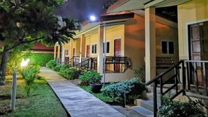 A row of hotel rooms with a concrete pathway leading to the entrance. - Ser-En-Dip-I-Ty (Ko Lanta)