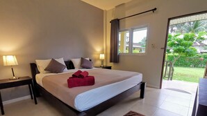 A hotel room with a bed, two bedside tables, a window, and a view of the outdoors. - Ser-En-Dip-I-Ty (Ko Lanta)