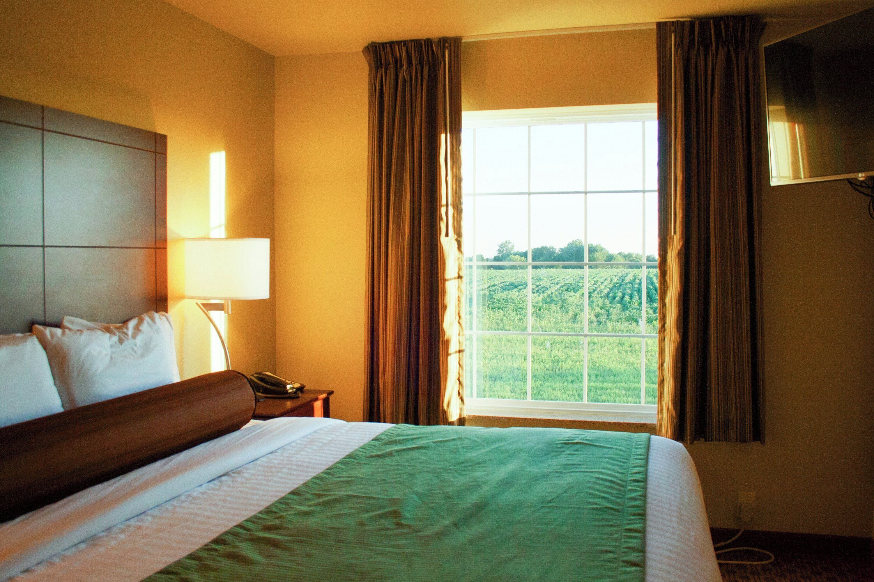 أغطية فراش متميزة وألحفة محشوة بالريش وأسرّة بطبقة علوية مريحة