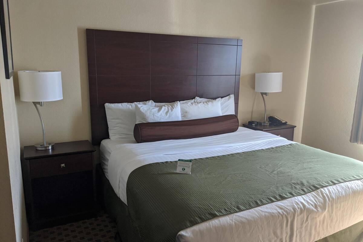 ห้องสวีท, เตียงคิงไซส์ 1 เตียง และโซฟาเบด, ปลอดบุหรี่ (Extended Stay) | เครื่องนอนระดับพรีเมียม, ผ้านวมขนเป็ด, เตียงพร้อมฟูกเสริมที่นอน