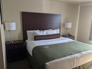 Suite, 1 King Bed with Sofa Bed, Non Smoking | Premium bedding, down duvets, pillow-top beds, in-room safe - Cobblestone Inn & Suites - Winterset, IA (Winterset)
