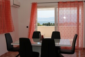 Premium bedding, desk, rollaway beds, free WiFi