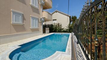 Piscine extérieure (ouverte en saison)