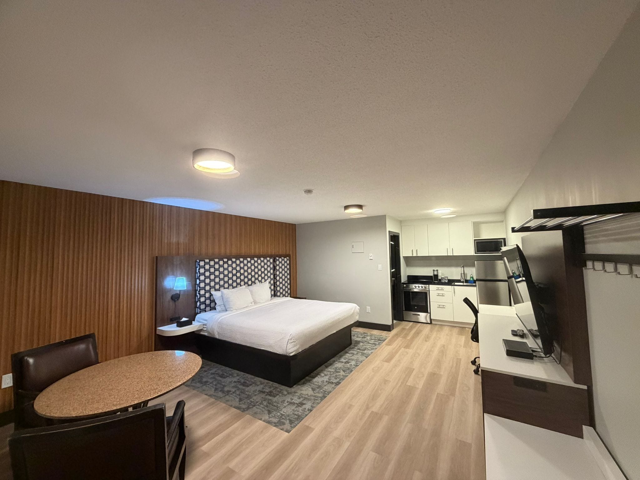 Rom, 1 kingsize-seng, kjøkken | Skrivebord, skrivebord for bærbar PC og strykejern/-brett