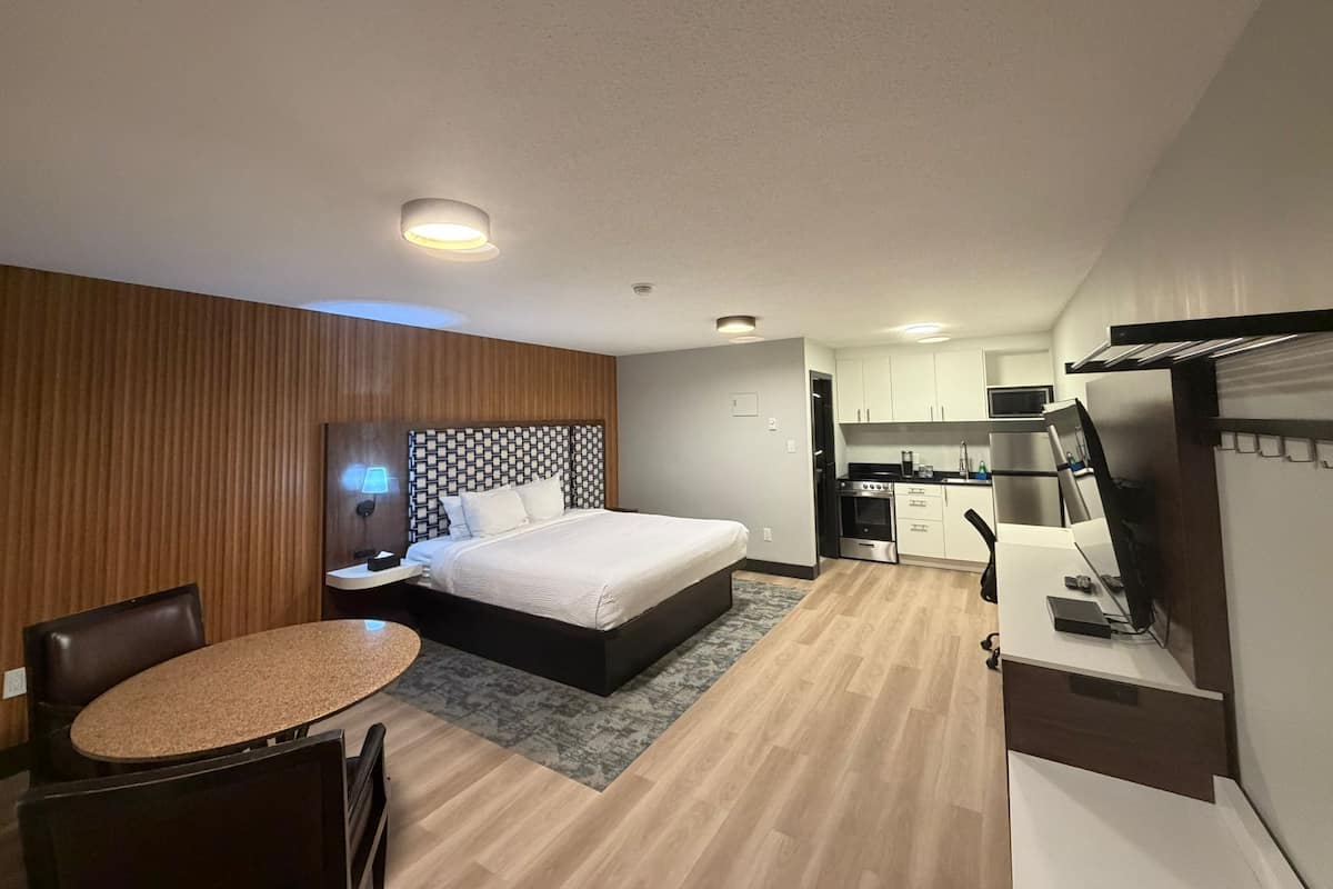 Quarto, 1 cama King, cozinha | 1 quarto, escrivaninha, espaço de trabalho para notebook