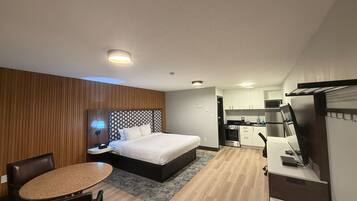 1 habitación, escritorio y espacio para trabajar con laptop