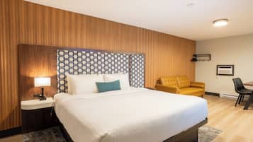 One-Bedroom Family Suite | Desk, laptop workspace, iron/ironing board, free WiFi