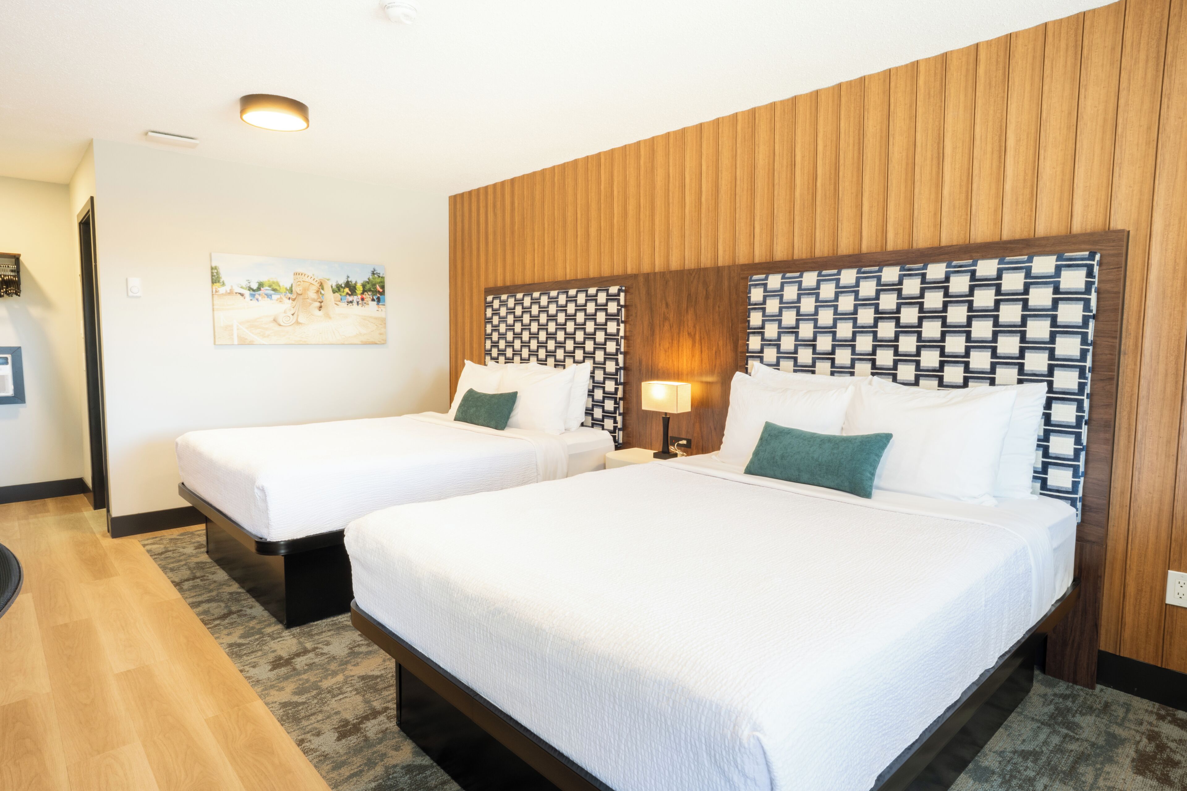 Classic Two Queen Room | 書桌、筆電工作空間、熨斗/熨衣板、免費無線上網