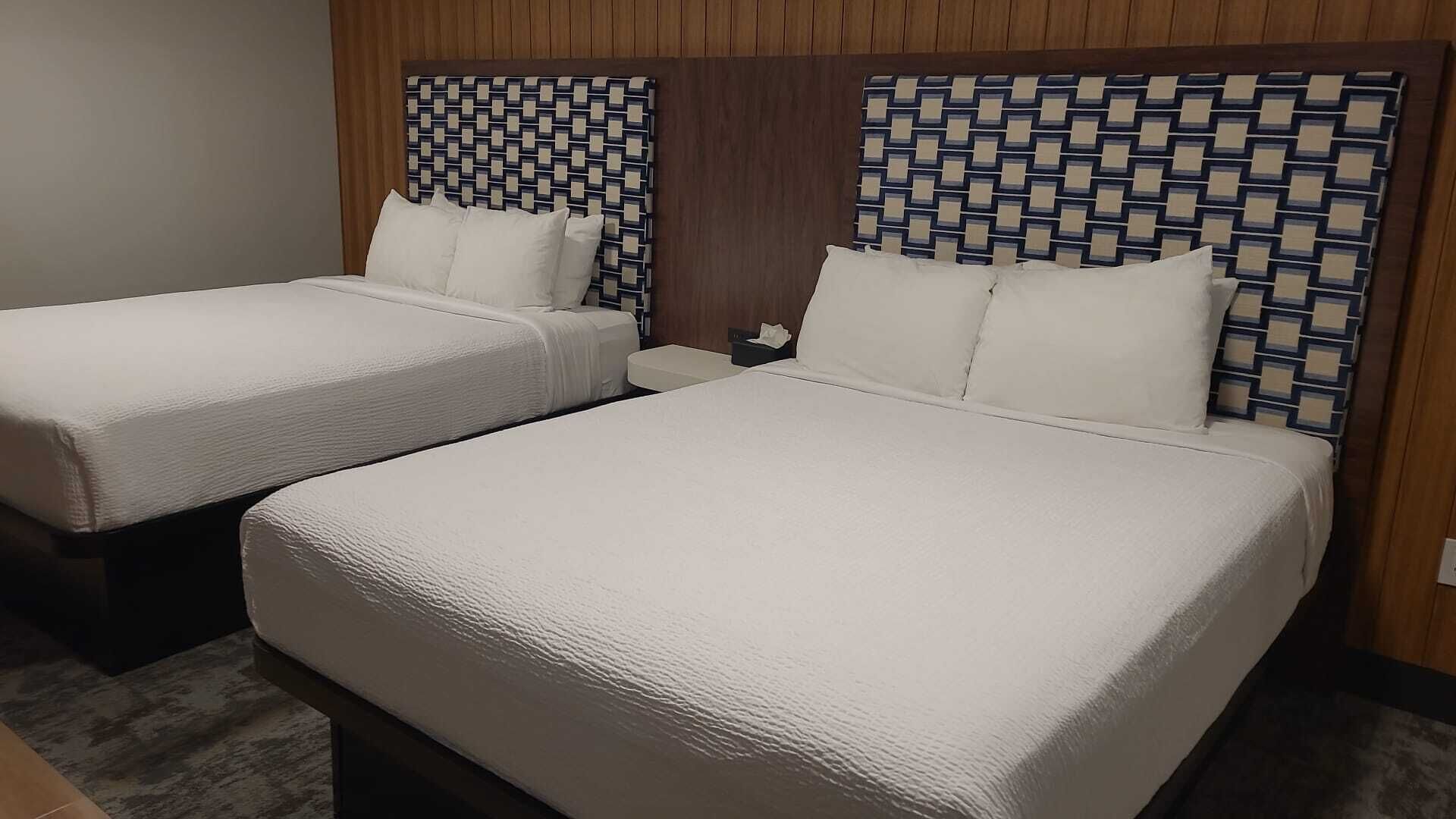 Rom, 2 queensize-senger | Skrivebord, skrivebord for bærbar PC og strykejern/-brett