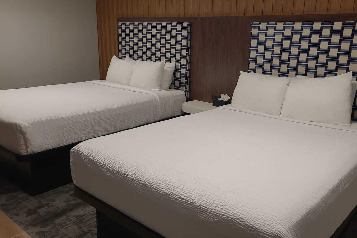 Quarto, 2 camas Queen | 1 quarto, escrivaninha, espaço de trabalho para notebook