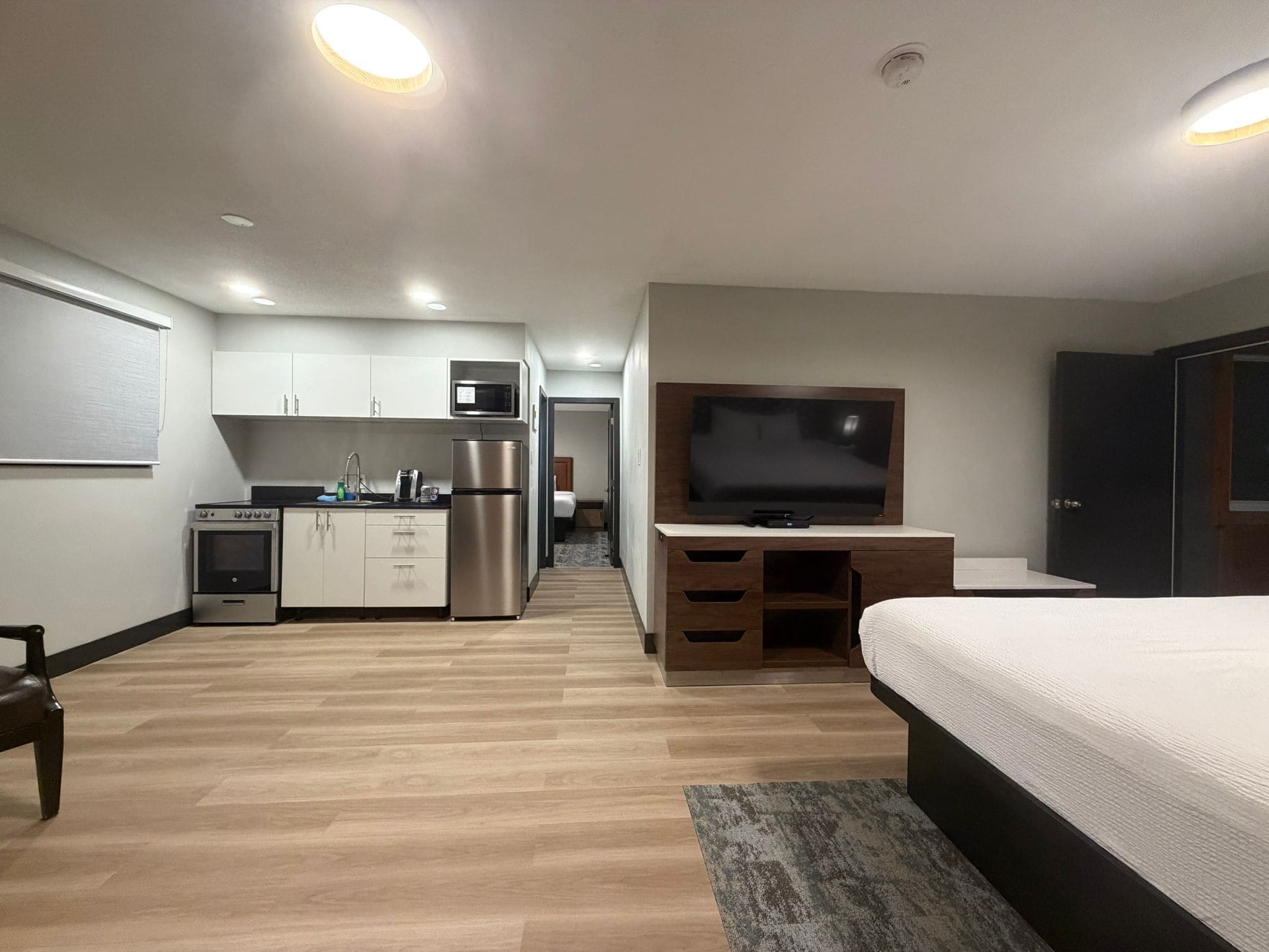 Phòng Suite, 1 phòng ngủ | Bàn, khu vực làm việc phù hợp cho laptop, bàn ủi/dụng cụ ủi quần áo 