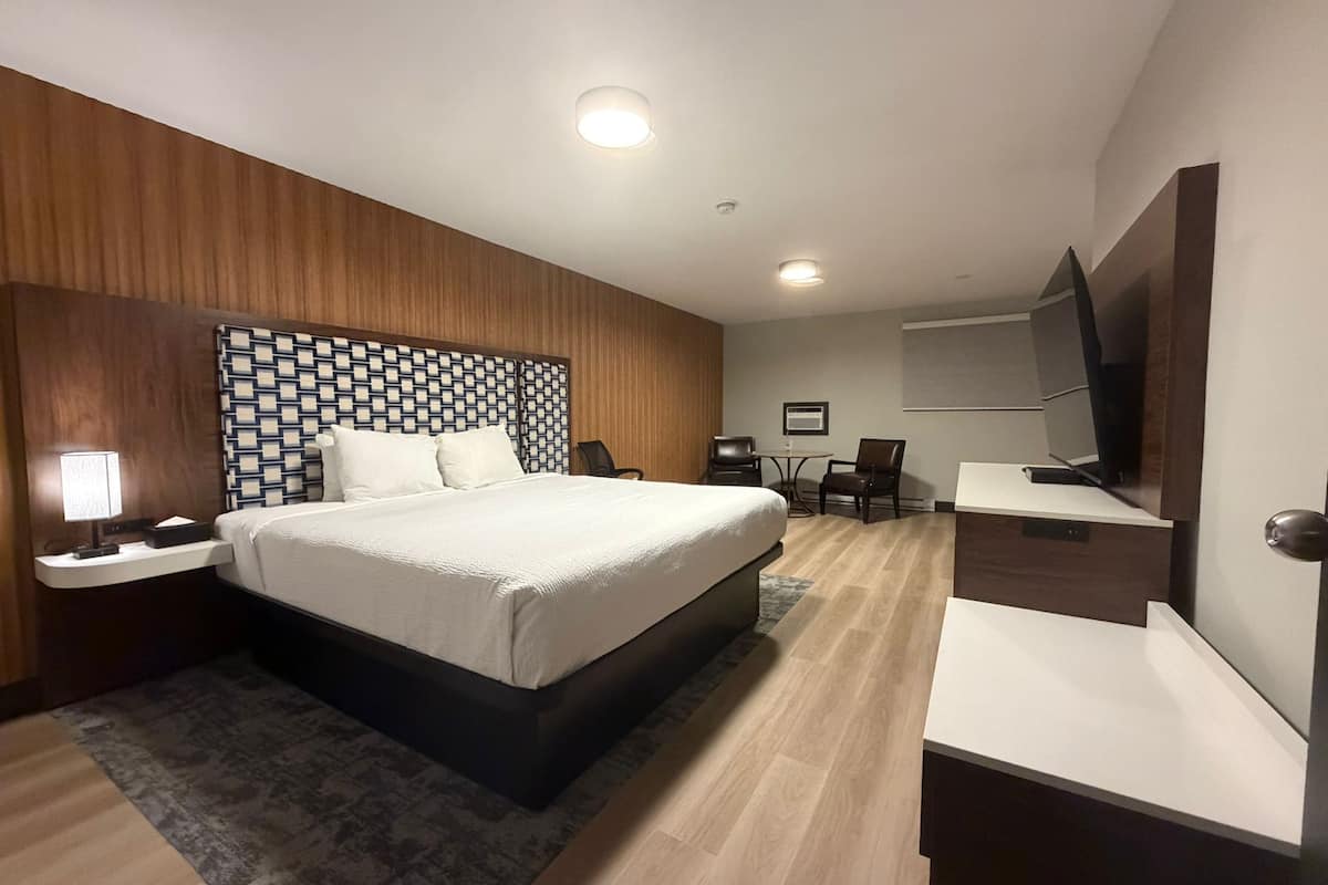 Suíte, 1 quarto | 1 quarto, escrivaninha, espaço de trabalho para notebook