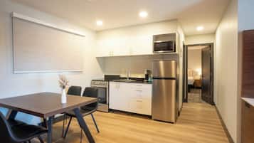 One-Bedroom Family Suite | Dining room