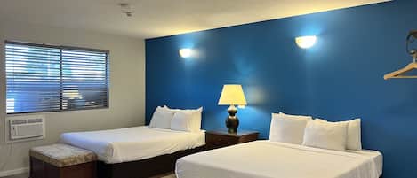 Huone, 2 keskisuurta parisänkyä | 1 makuuhuone, työpöytä, kannettavalle tietokoneelle sopiva työtila