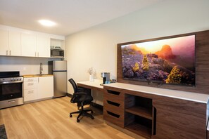 King Studio Signature Suite | Cuisine privée | Réfrigérateur, four à micro-ondes, cafetière-théière