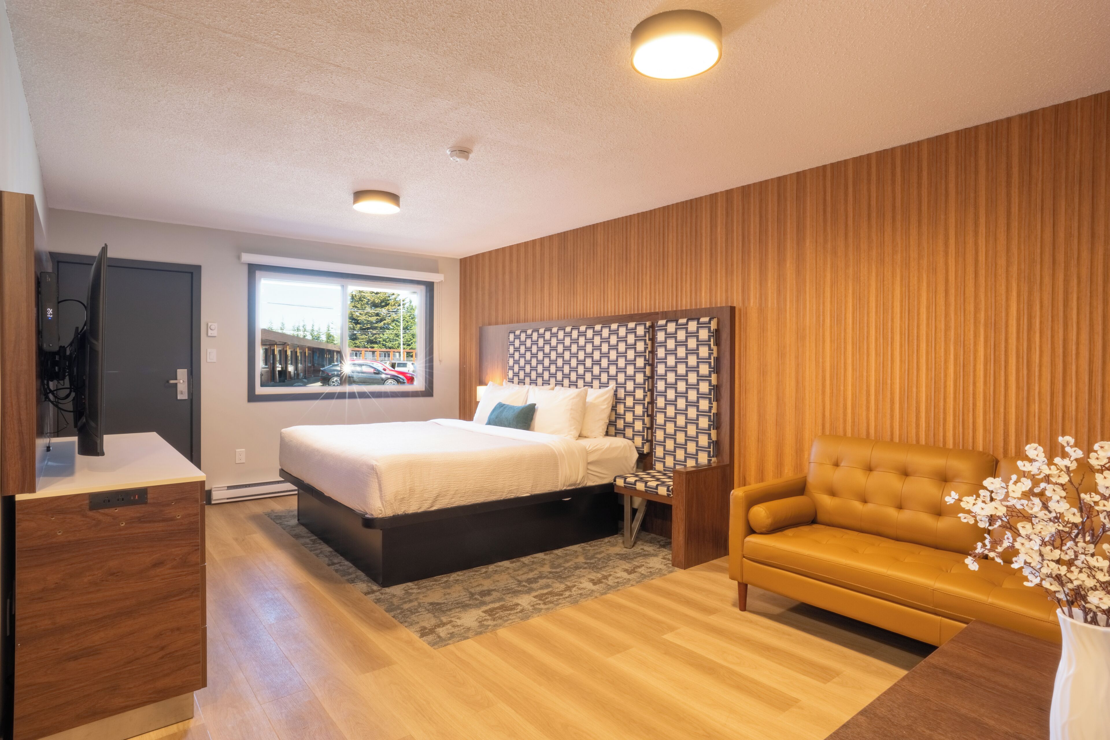 One-Bedroom Family Suite | Escritorio y espacio para trabajar con laptop 