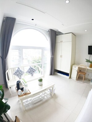 Familien-Suite, 2 Queen-Betten | Wohnbereich | 32-Zoll-LED-Fernseher mit Satellitenempfang, Fernseher