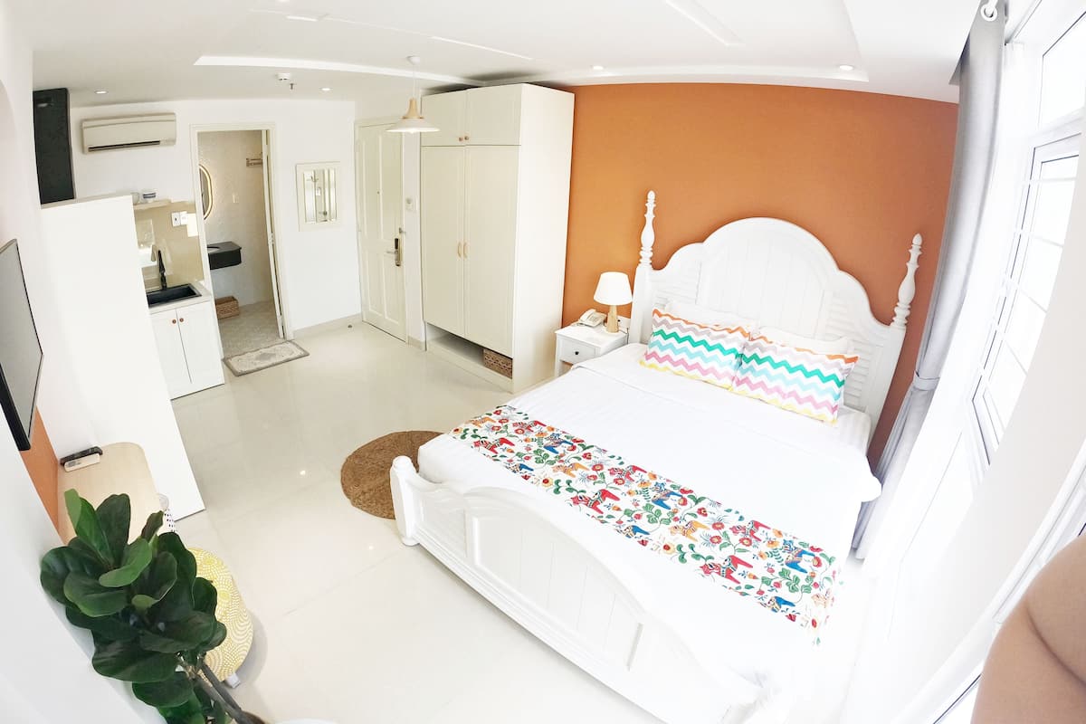 Deluxe Room, 1 King Bed | Minibar, in-room safe, desk, laptop workspace