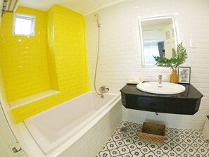 Superior Room, 1 Double Bed | Bathroom - Dinh Phat Hotel (Ho Chi Minh City)