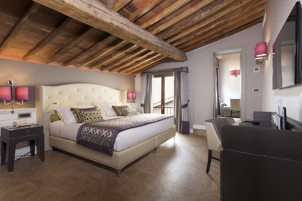 premium bedding, memory-foam beds, free minibar, in-room safe
