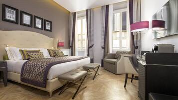 Une chambre d’hôtel avec un grand lit, un bureau, une chaise et une vue sur la ville.