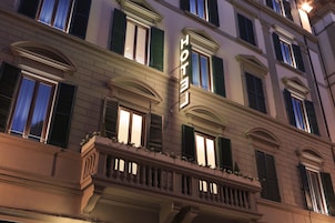 Fachada de la propiedad por la tarde o noche