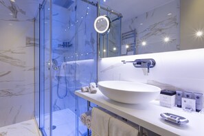 Amenidades de baño gratuitas, secadora de cabello, bidet, toallas 
