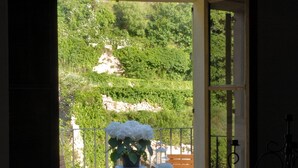A room with a view of a garden through an open door. -  Sa Vall Turismo de Interior (Valldemossa)