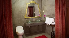 Shower, free toiletries