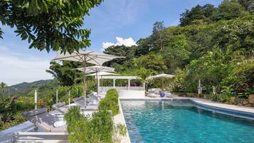 2 kolam renang outdoor, dengan payung kolam renang dan kursi berjemur