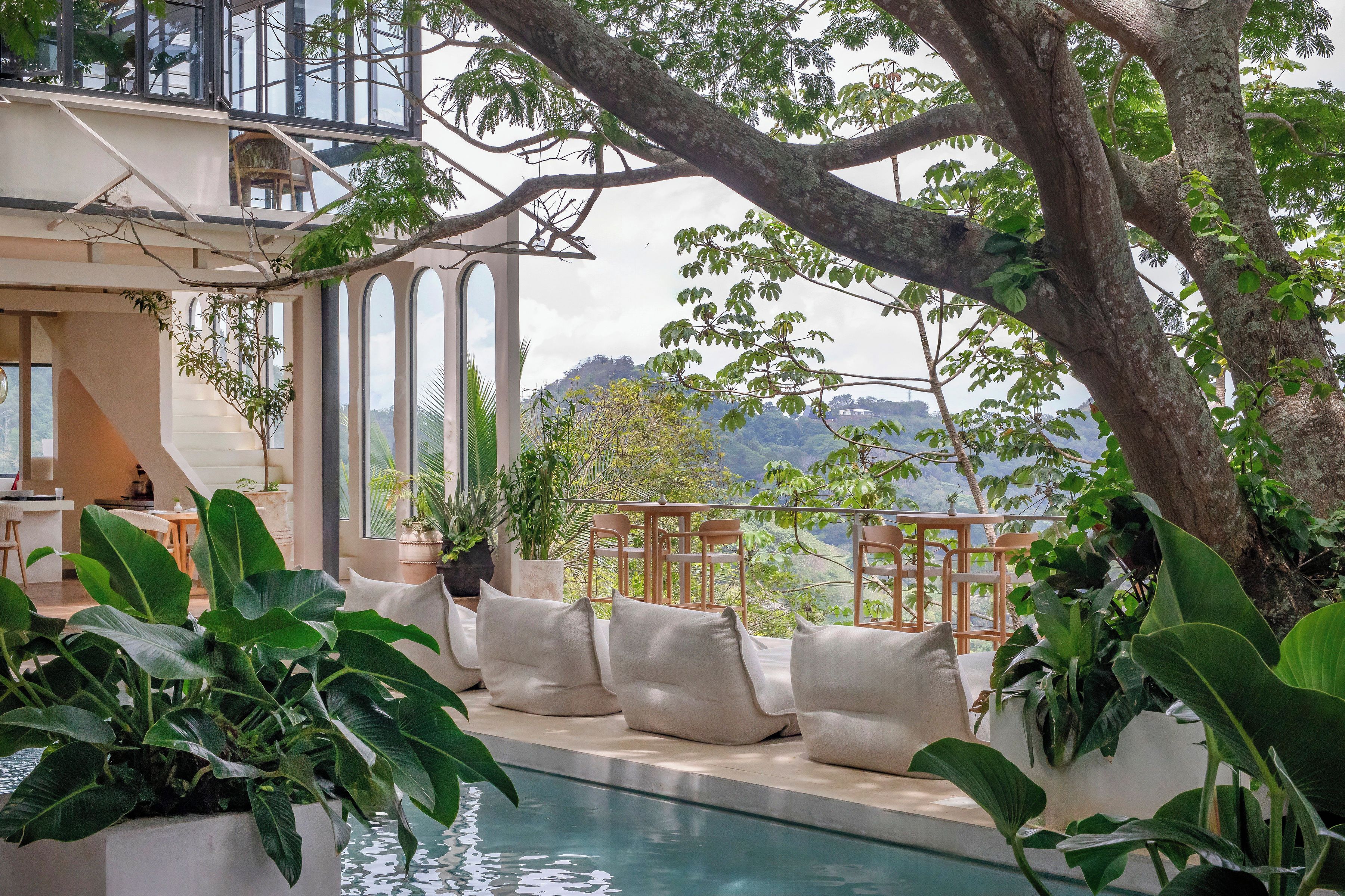 Ein Poolbereich mit Sitzgelegenheiten und Blick auf die Landschaft.