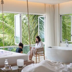 Salas de tratamiento para parejas, sauna y tina de hidromasaje