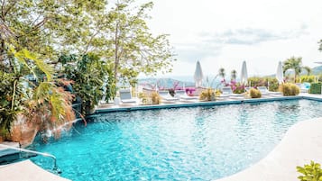2 hồ bơi ngoài trời, dù/ô trên bãi biển/hồ bơi, ghế dài tắm nắng