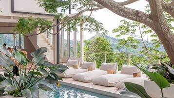 2 piscines a l'aire lliure, para-sols i gandules