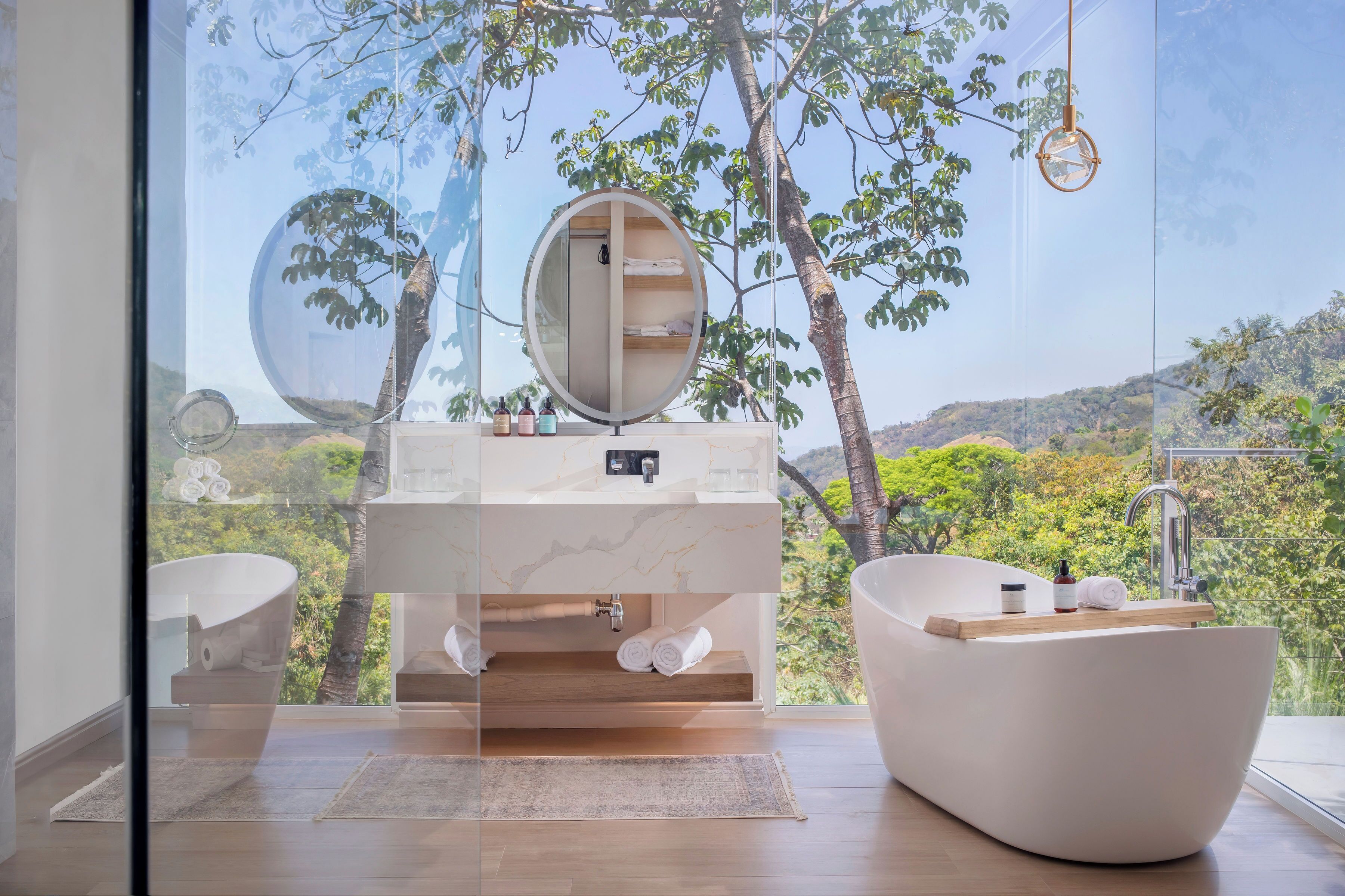 Santosha Luxury Loft | Salle de bain | Articles de toilette gratuits, sèche-cheveux, peignoirs, chaussons