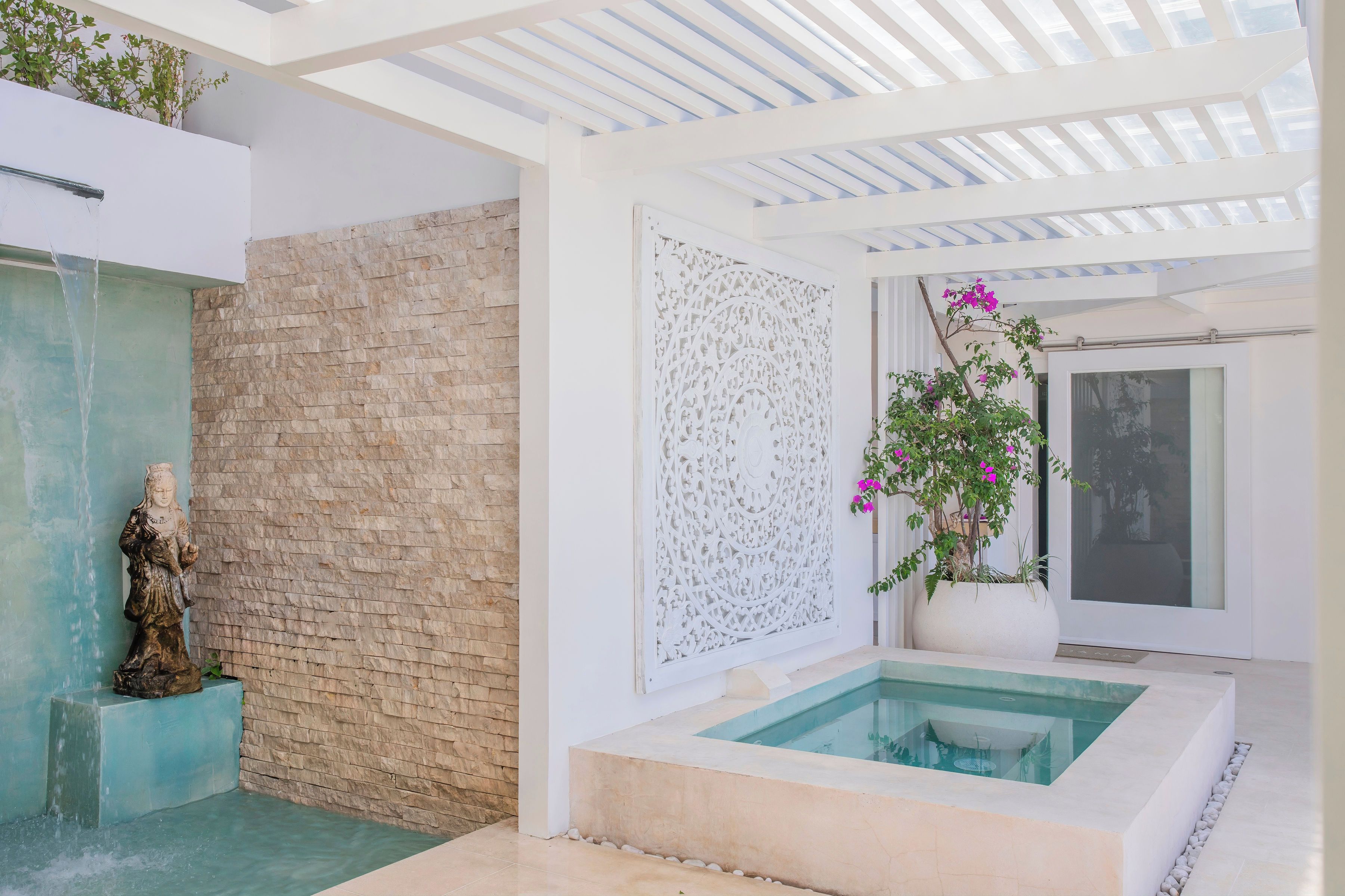 Outdoor spa tub