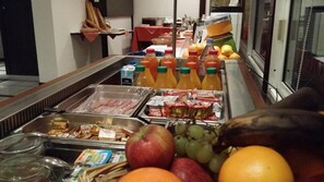 Déjeuner, dîner et souper servis sur place