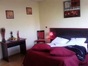 Desk, iron/ironing board, free cots/infant beds, rollaway beds - Hotel Restaurant l'Escale (Brumath)