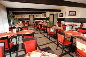 Breakfast, lunch, dinner served; local cuisine  - Hotel Restaurant l'Escale (Brumath)