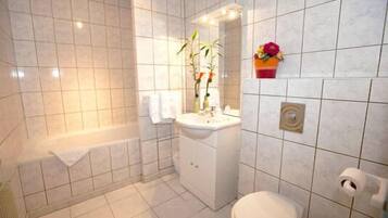 Chambre Double | Salle de bain | Articles de toilette gratuits, sĂšche-cheveux, serviettes fournies