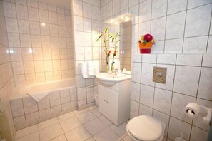 Habitación doble | Baño | Artículos de higiene personal gratuitos, secador de pelo y toallas