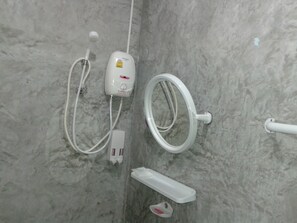 Standard-Doppelzimmer | Badezimmer | Dusche, Regendusche, kostenlose Toilettenartikel, Handtücher