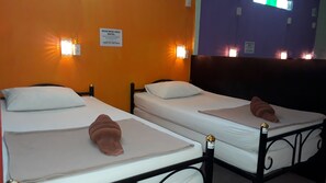Shared Dormitory, Mixed Dorm (Air-Condition) | Premium bedding, in-room safe, blackout drapes, free WiFi - Baan Mook Anda Hostel (Ko Lanta)