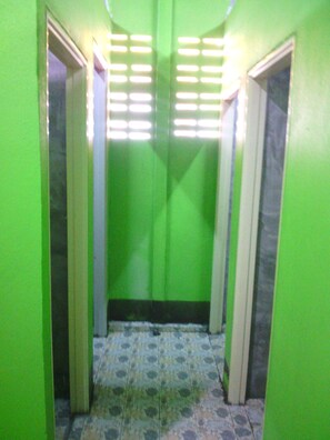 Shared Dormitory, Mixed Dorm (Air-Condition) | Bathroom | Shower, rainfall showerhead, free toiletries, towels - Baan Mook Anda Hostel (Ko Lanta)